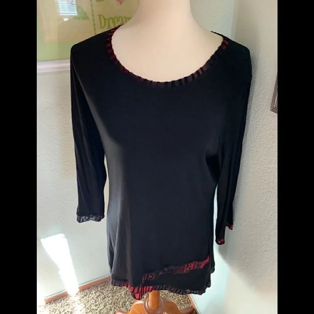 Peter Nygard 3/4 Sleeve Black & Red Tunic #023